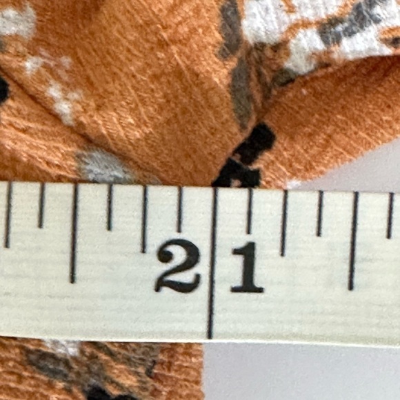 Melloday sz sm top in a pumpkin color with a floral print. Ruching front & back - Picture 4 of 16